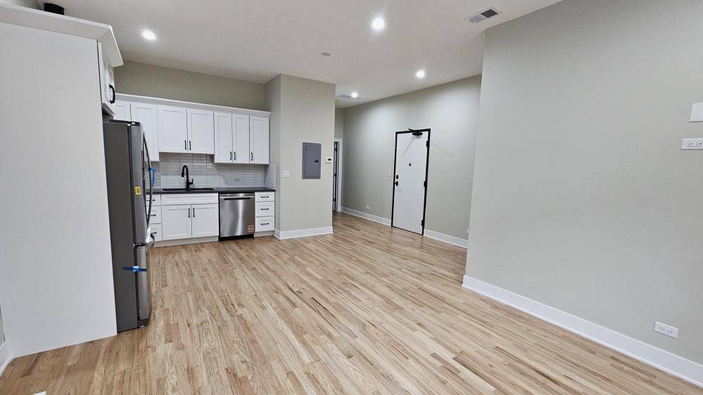 Apartment for rent at 4437 N Broadway St #2R, Chicago, IL 60640