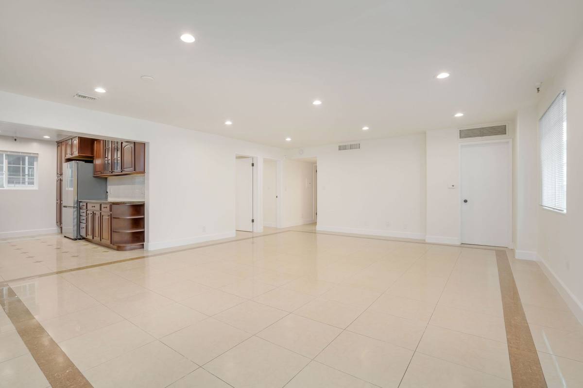 Apartment for rent at 317 S Hamel Rd, Los Angeles, CA 90048
