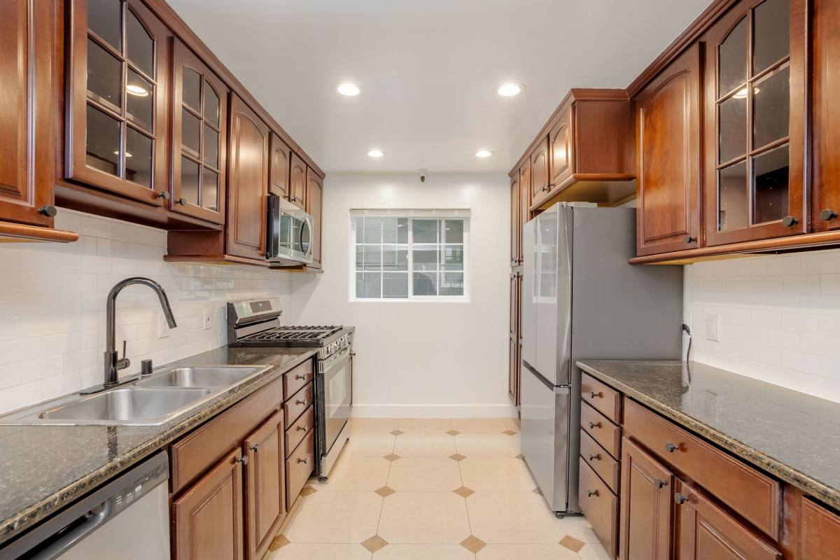 Apartment for rent at 317 S Hamel Rd, Los Angeles, CA 90048