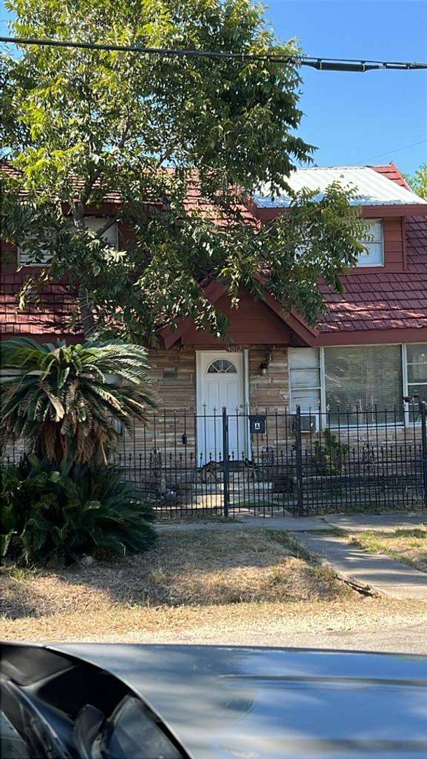 Apartment for rent at 3012 Live Oak St, Houston, TX 77004