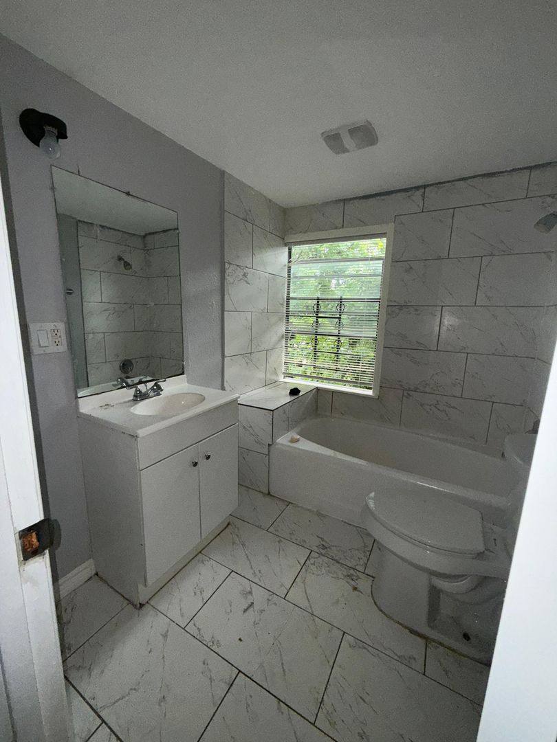 Apartment for rent at 3012 Live Oak St, Houston, TX 77004