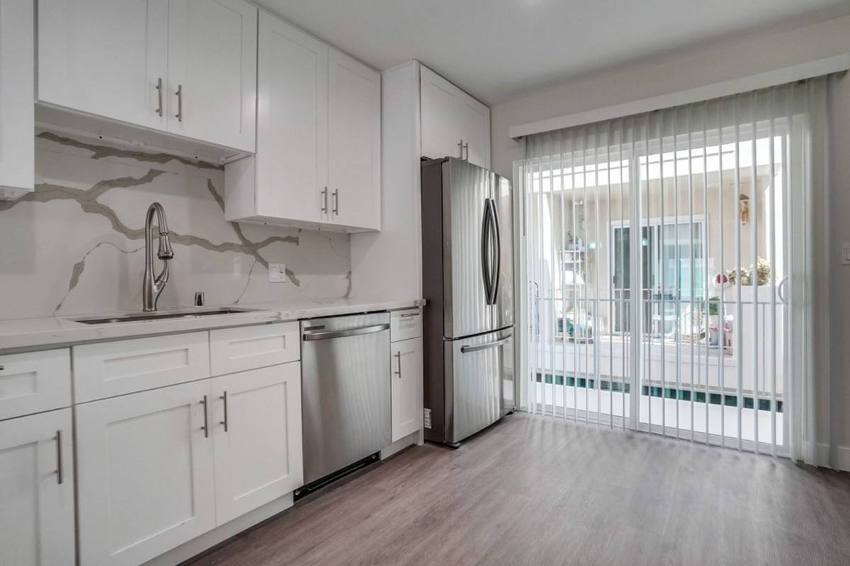 Apartment for rent at 437 & 441 W Queen St, Inglewood, CA 90301