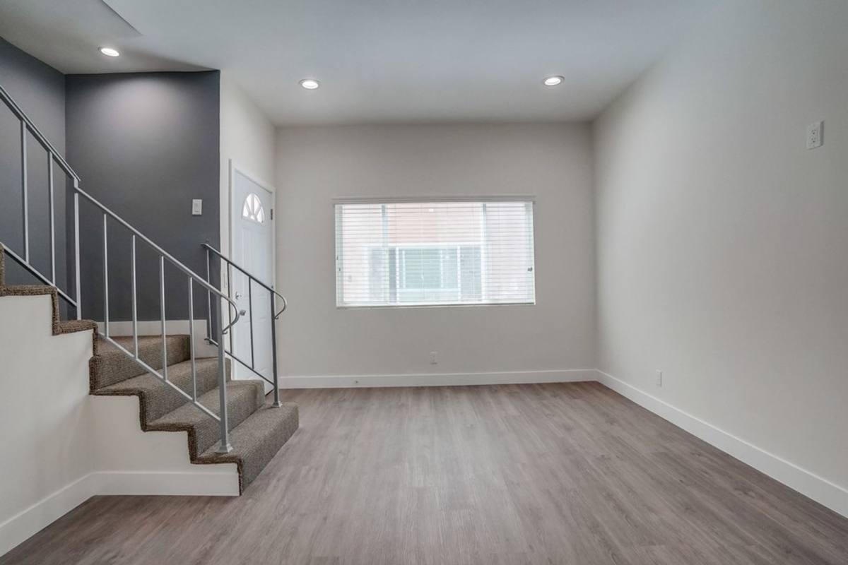 Apartment for rent at 437 & 441 W Queen St, Inglewood, CA 90301