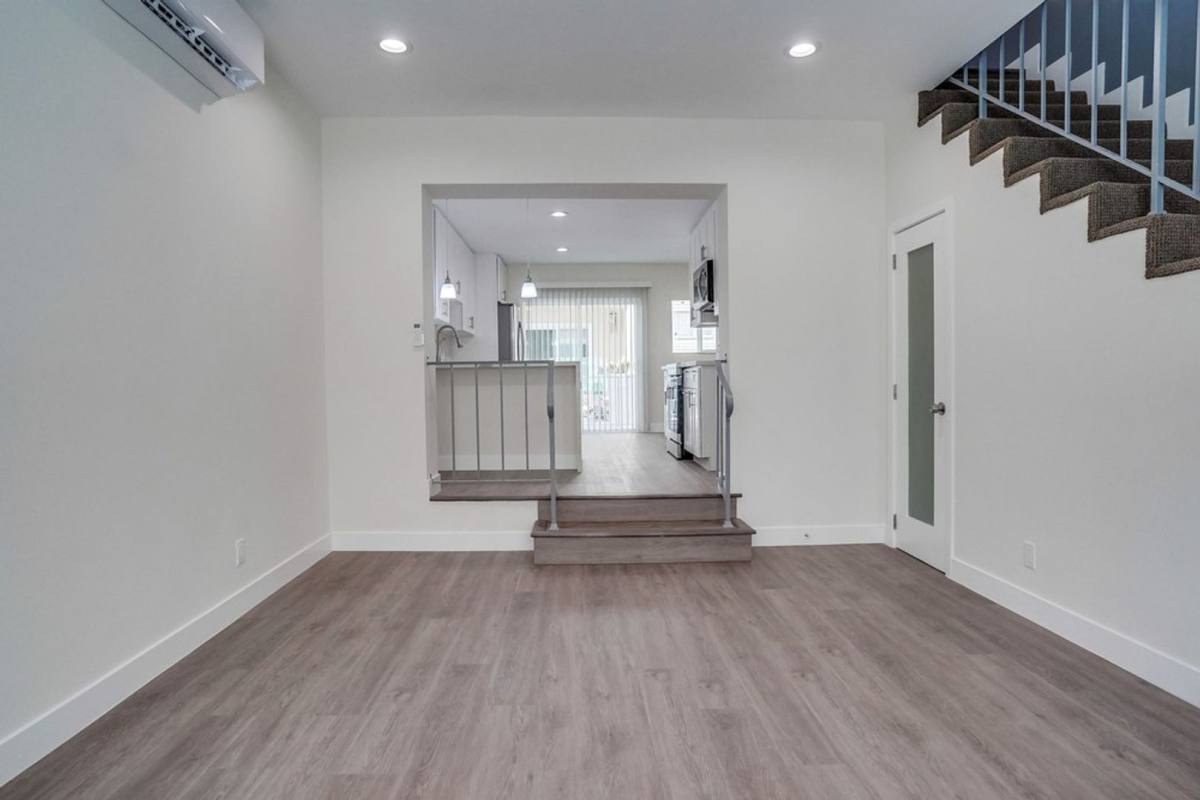 Apartment for rent at 437 & 441 W Queen St, Inglewood, CA 90301