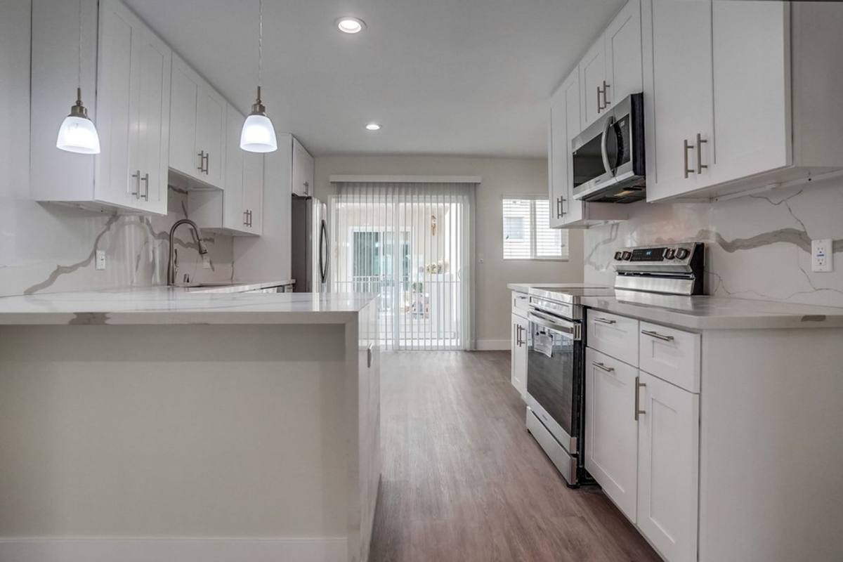 Apartment for rent at 437 & 441 W Queen St, Inglewood, CA 90301