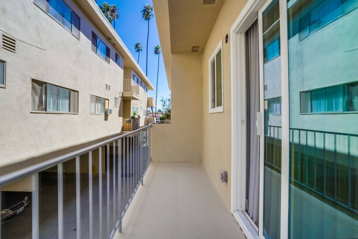 Apartment for rent at 437 & 441 W Queen St, Inglewood, CA 90301