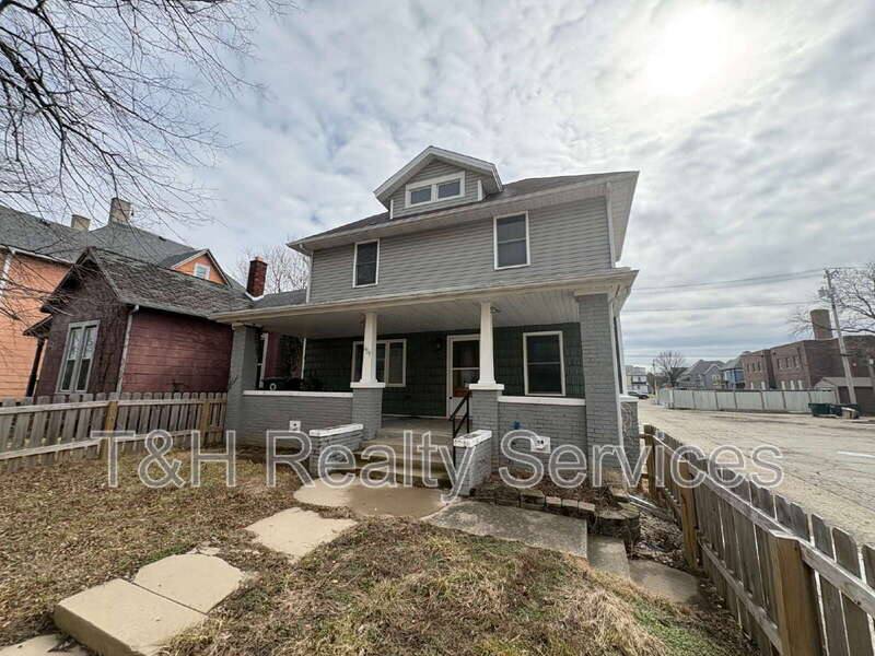 Apartment for rent at 409 W Washington St, Muncie, IN 47305