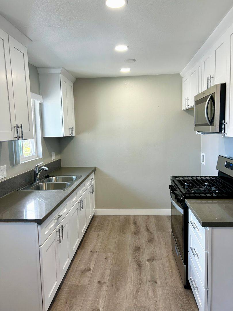 Apartment for rent at 1990-2002 Maple Ave, Costa Mesa, CA 92627