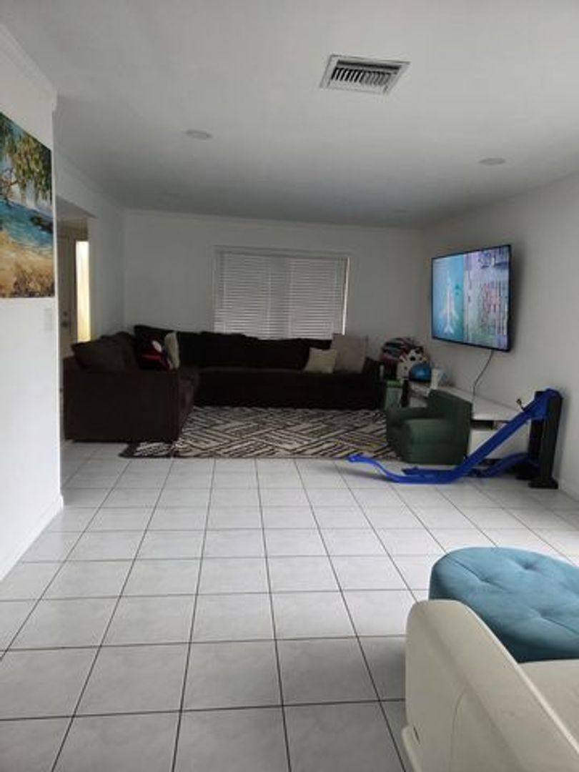 Townhouse for rent at 810 Sandtree Dr, West Palm Beach, FL 33403