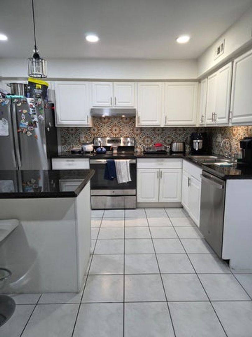 Townhouse for rent at 810 Sandtree Dr, West Palm Beach, FL 33403