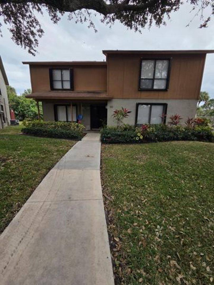 Townhouse for rent at 810 Sandtree Dr, West Palm Beach, FL 33403