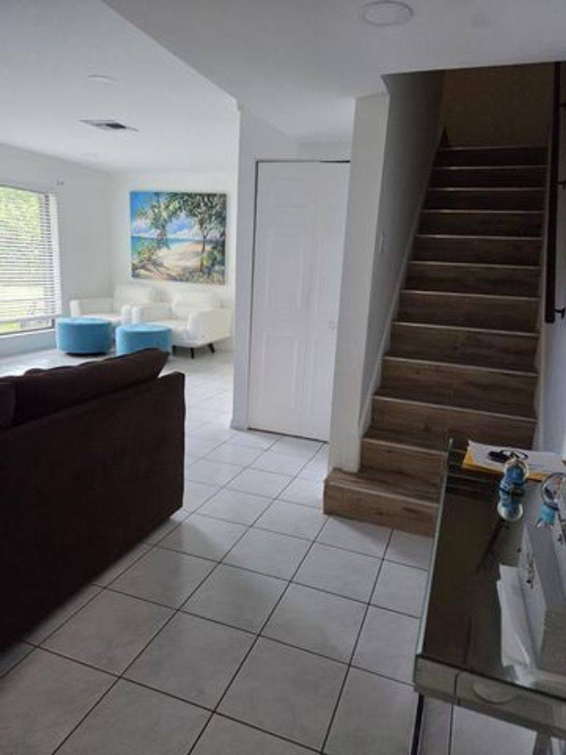 Townhouse for rent at 810 Sandtree Dr, West Palm Beach, FL 33403