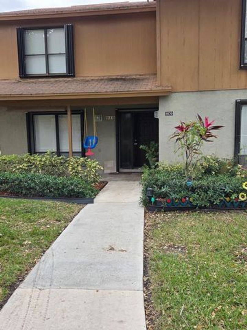 Townhouse for rent at 810 Sandtree Dr, West Palm Beach, FL 33403