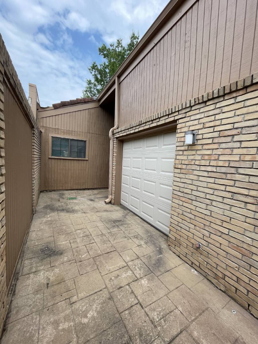 Townhouse for rent at 12 Hallmark Dr, Conroe, TX 77304