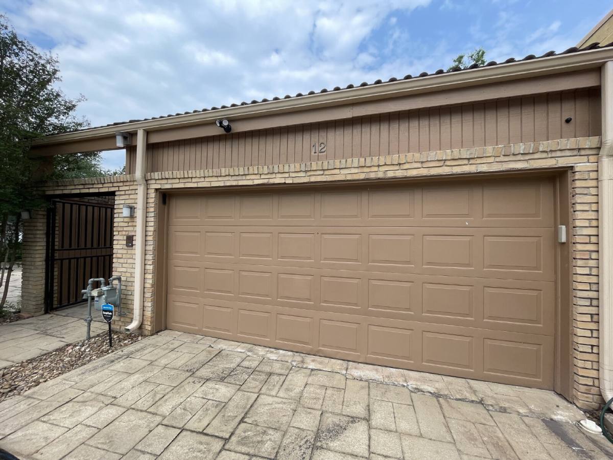 Townhouse for rent at 12 Hallmark Dr, Conroe, TX 77304