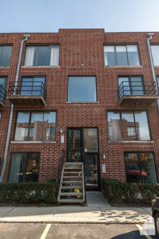 Apartment for rent at 944 W Grace St #G102, Chicago, IL 60613