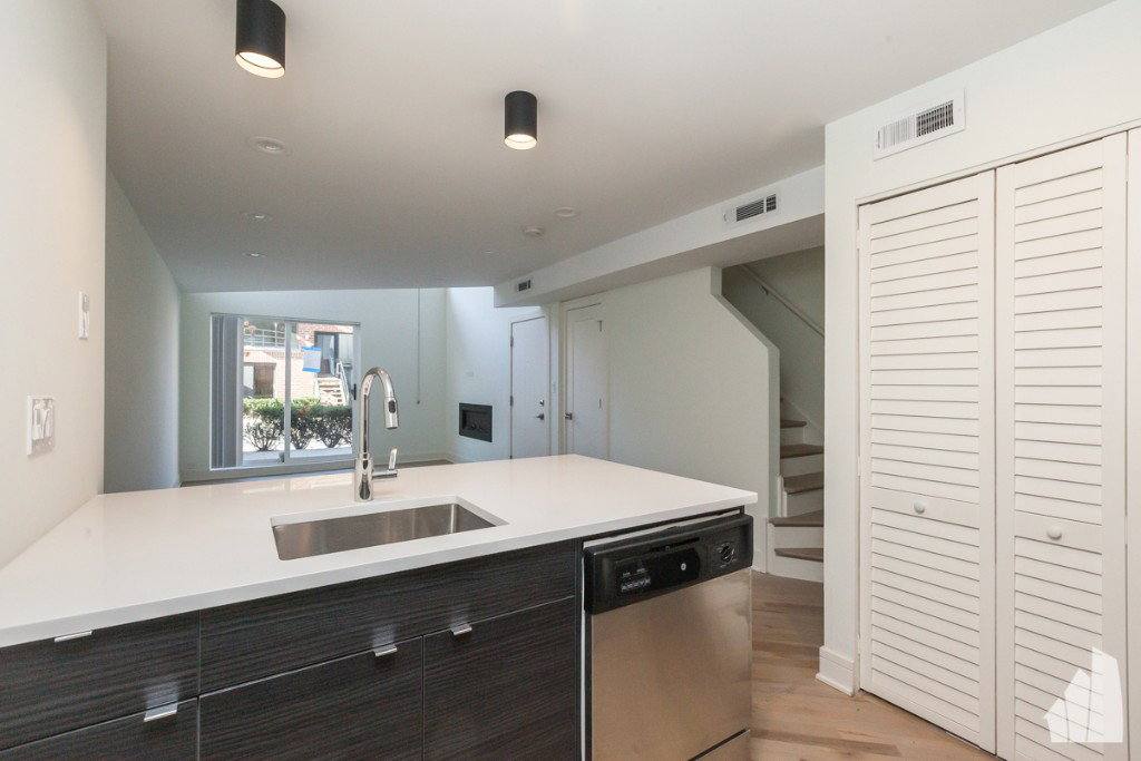 Apartment for rent at 944 W Grace St #G102, Chicago, IL 60613