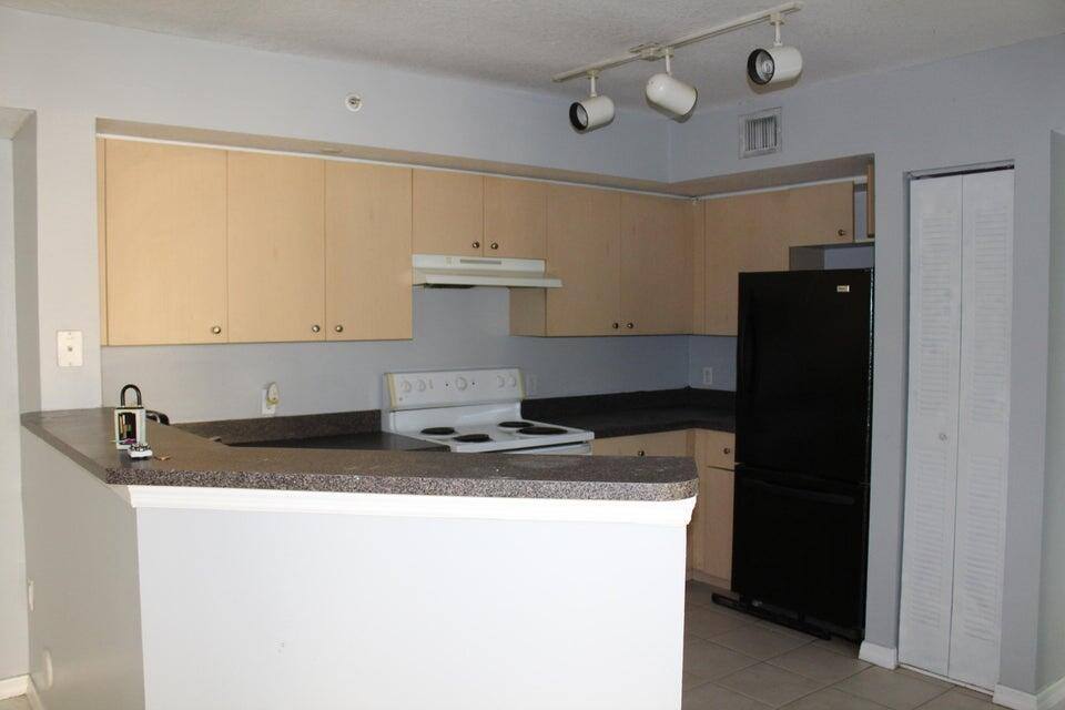 Apartment for rent at 4211 San Marino Blvd, West Palm Beach, FL 33409