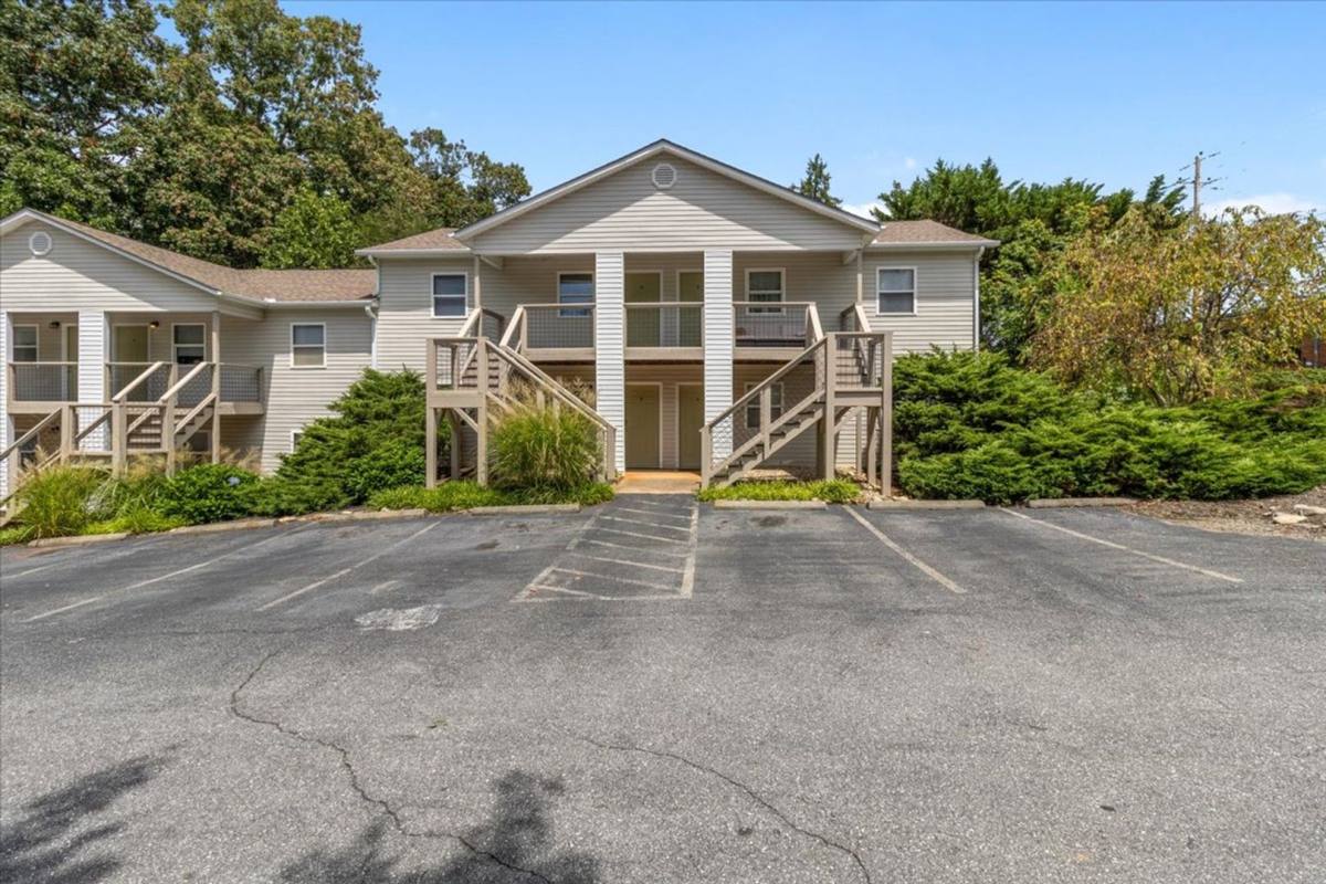 Apartment for rent at 100 Bearwood Dr, Mars Hill, NC 28754