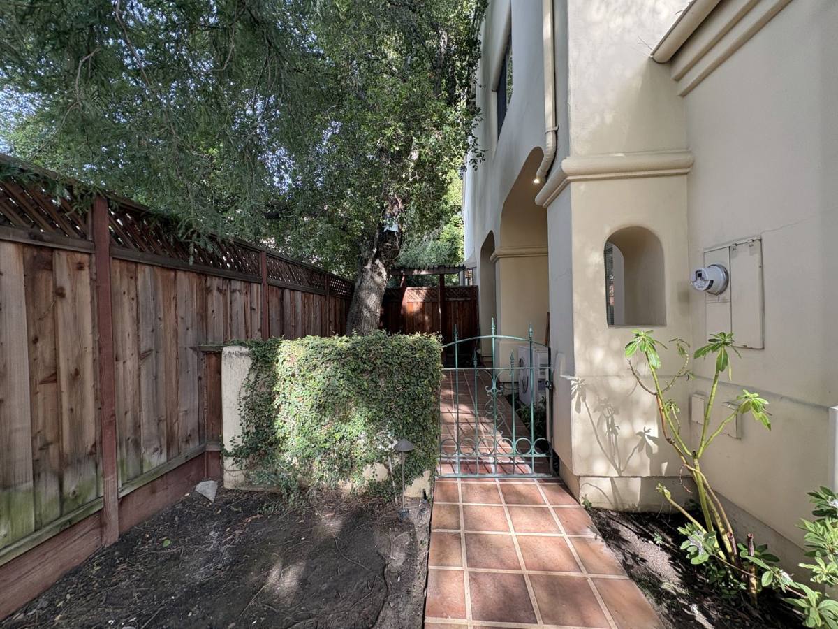 Townhouse for rent at 712 Elizabeth Lane, Menlo Park, CA 94025