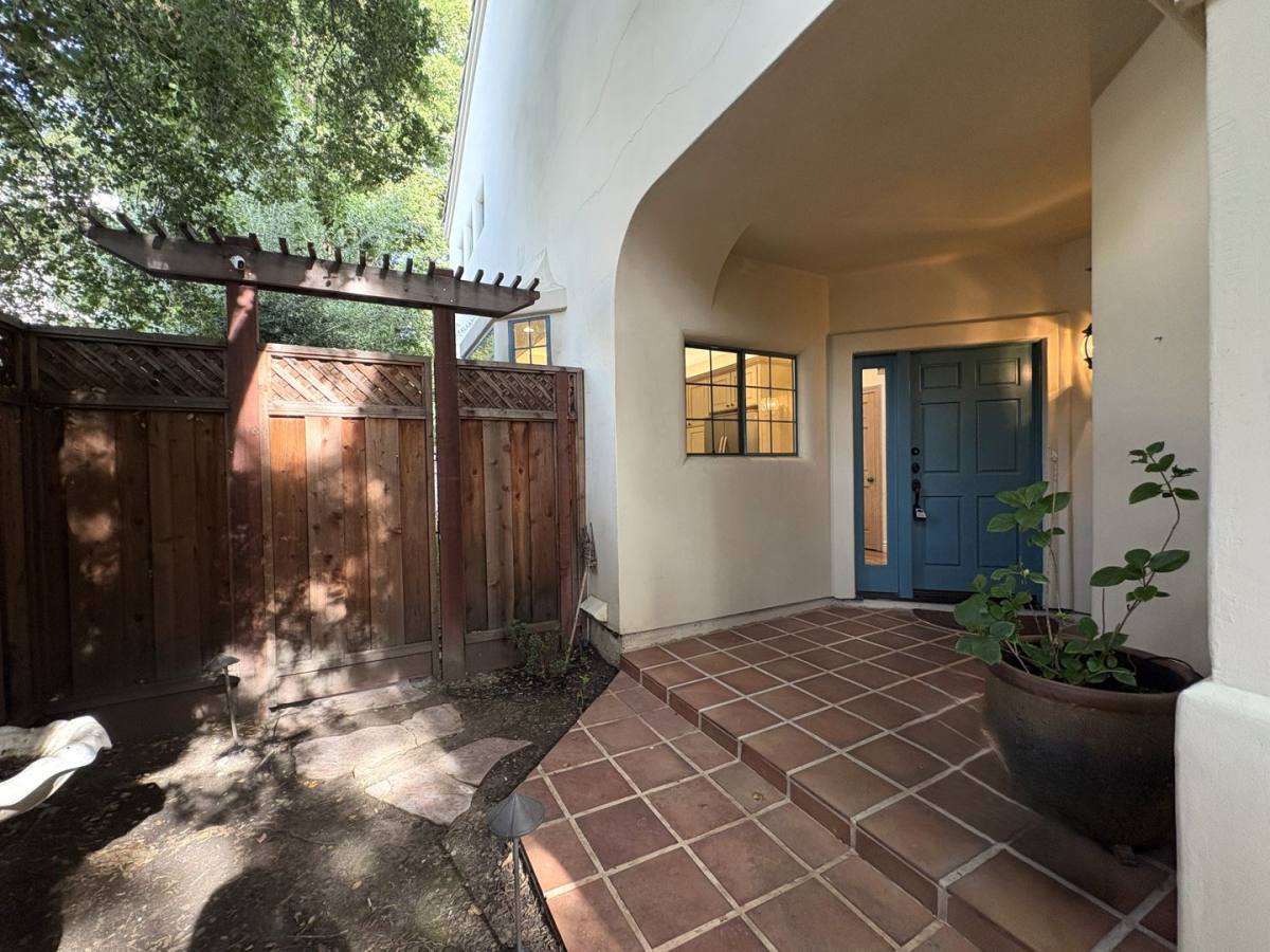 Townhouse for rent at 712 Elizabeth Lane, Menlo Park, CA 94025