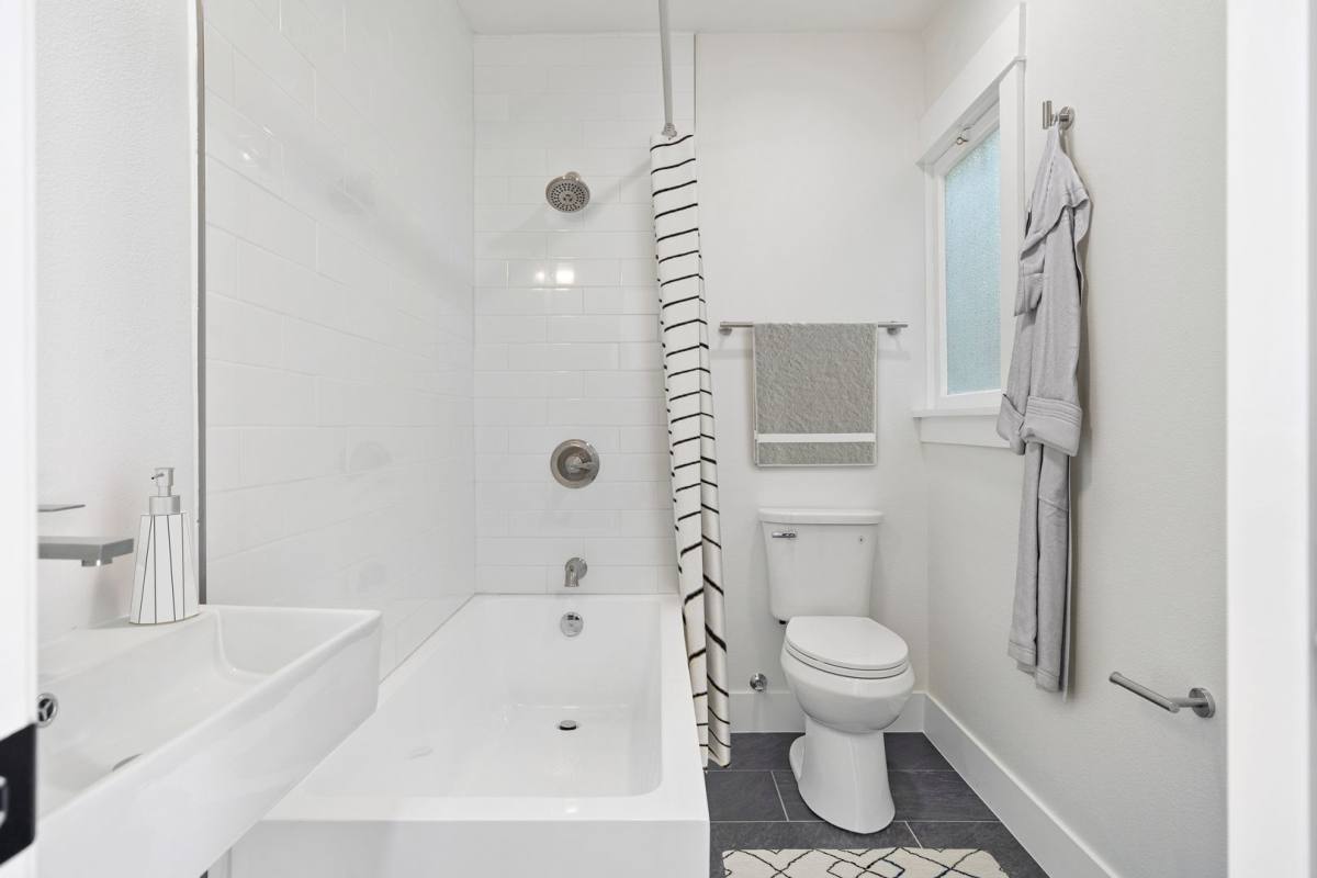 Apartment for rent at 1037 E 1st St, Long Beach, CA 90802