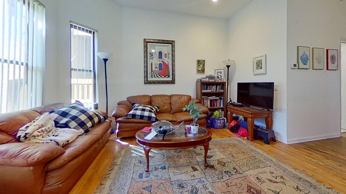 Apartment for rent at 721 W Briar Place, Chicago, IL 60657