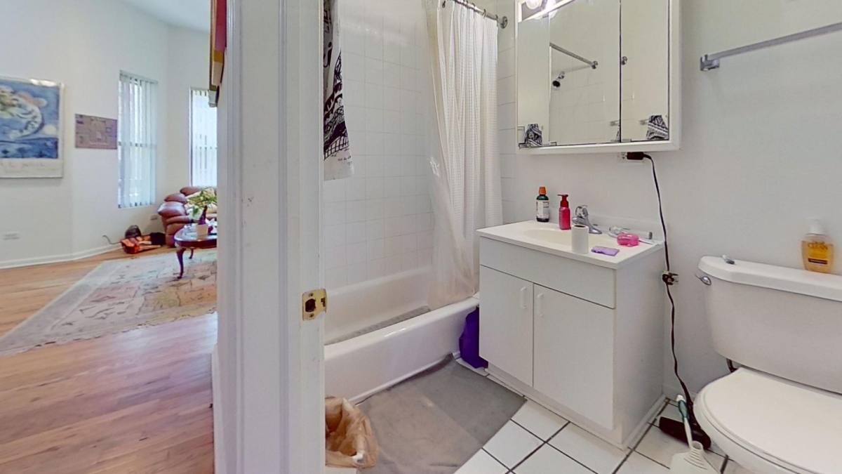 Apartment for rent at 721 W Briar Place, Chicago, IL 60657