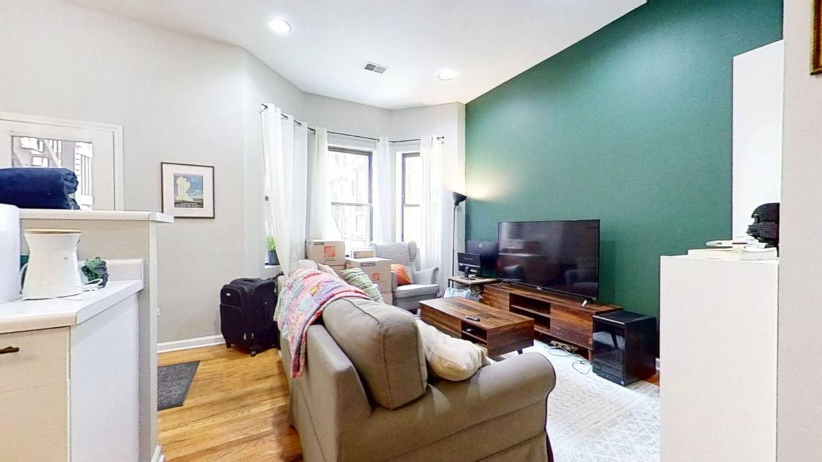 Apartment for rent at 721 W Briar Place, Chicago, IL 60657