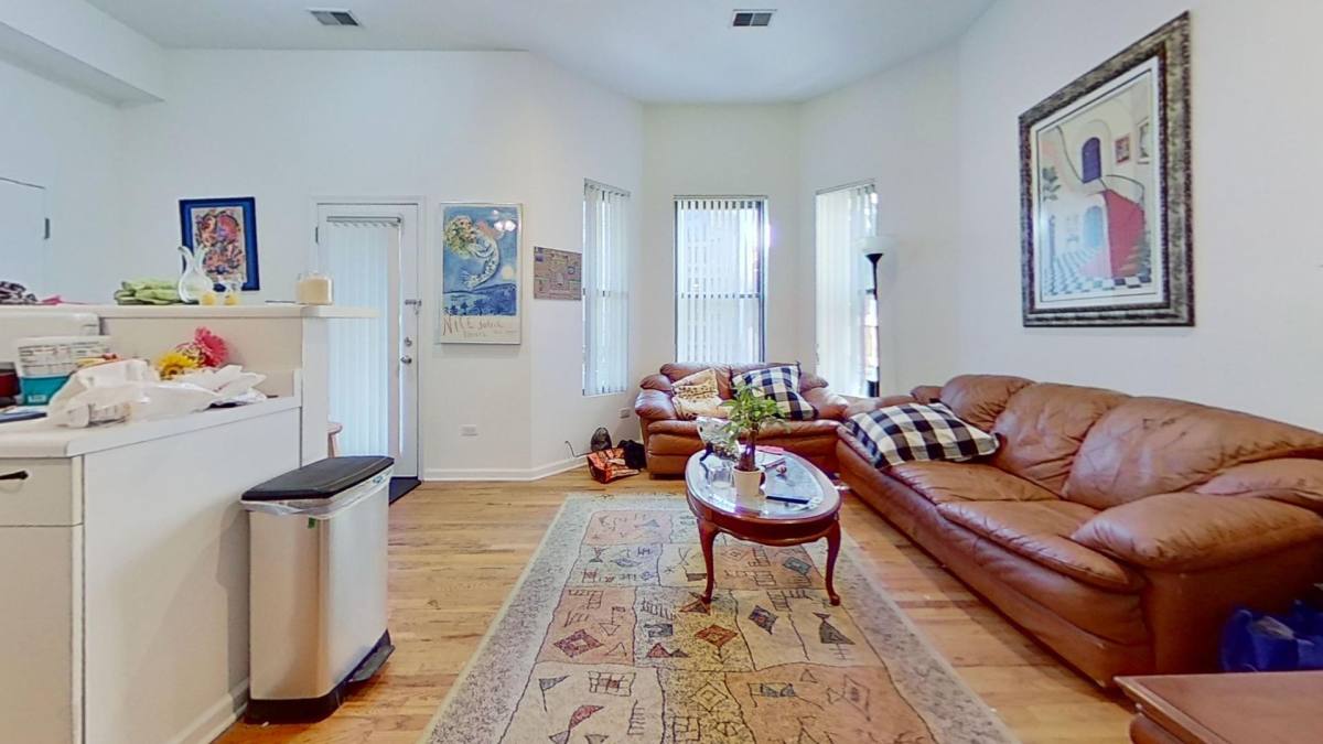 Apartment for rent at 721 W Briar Place, Chicago, IL 60657