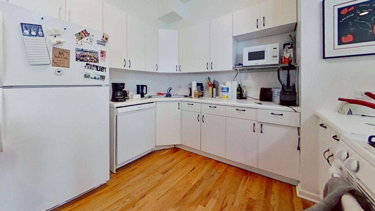 Apartment for rent at 721 W Briar Place, Chicago, IL 60657