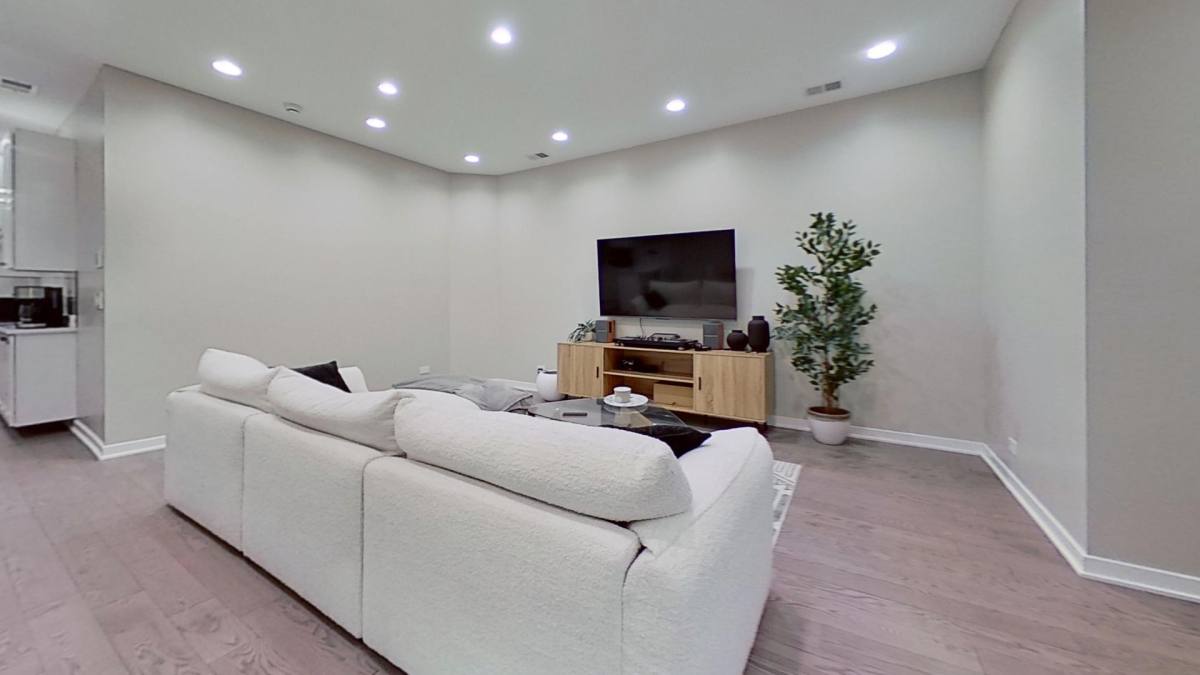 Apartment for rent at 670 N Clark St, Chicago, IL 60654