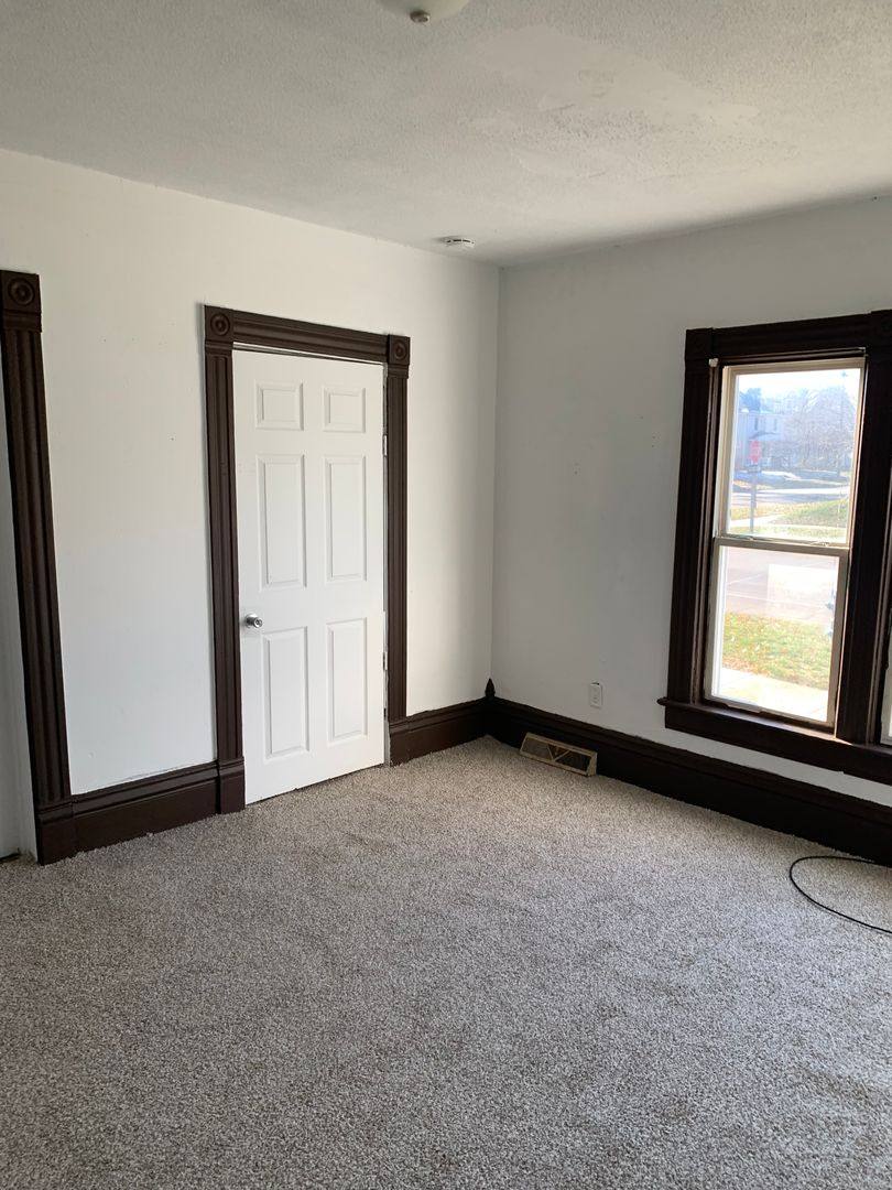 Townhouse for rent at 1326 W 4th St, Waterloo, IA 50702