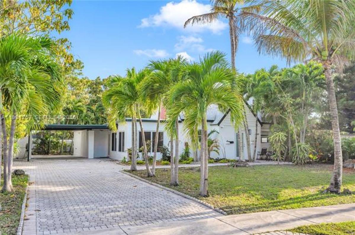 House for rent at 1960 NE 182nd St, Miami, FL 33162