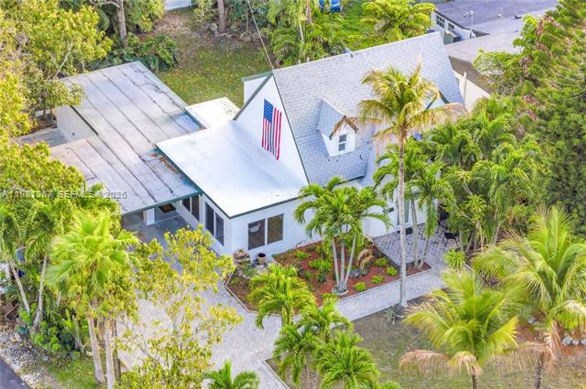 House for rent at 1960 NE 182nd St, Miami, FL 33162