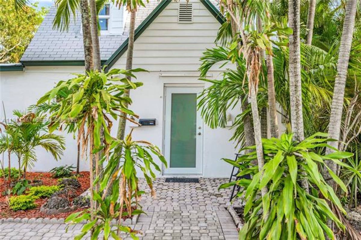 House for rent at 1960 NE 182nd St, Miami, FL 33162