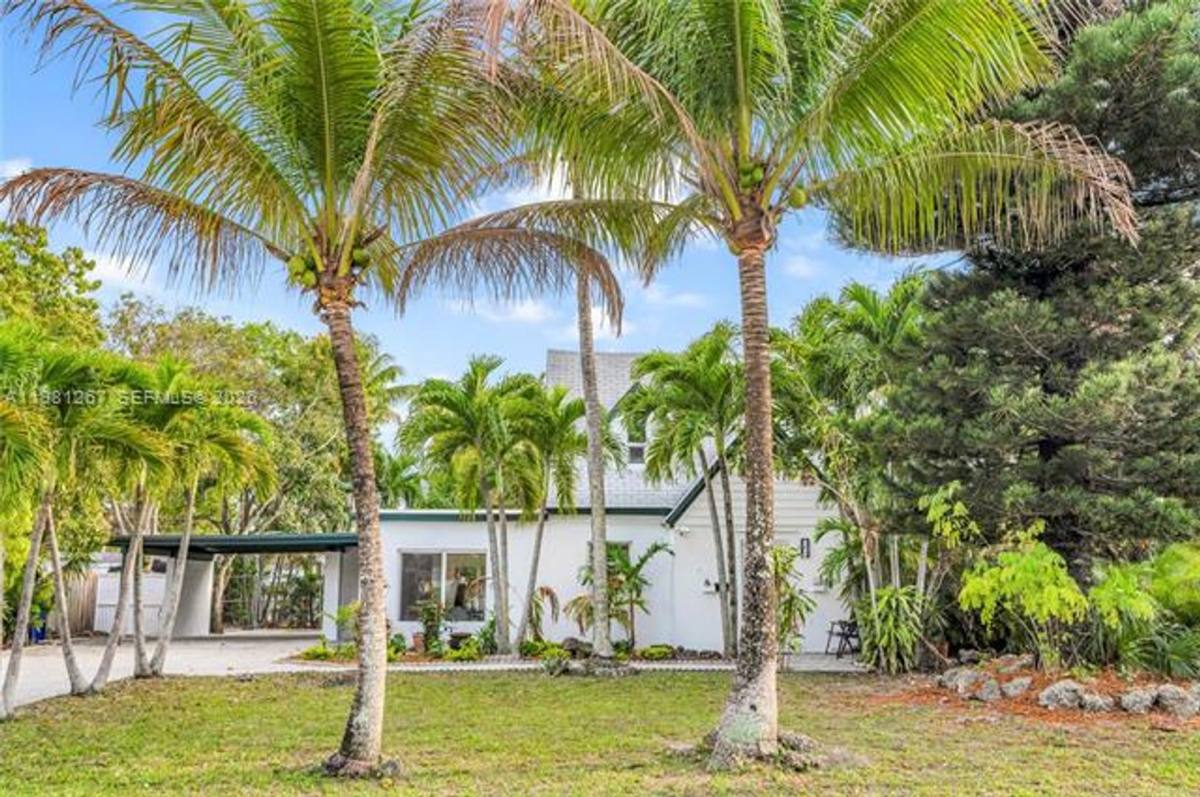 House for rent at 1960 NE 182nd St, Miami, FL 33162