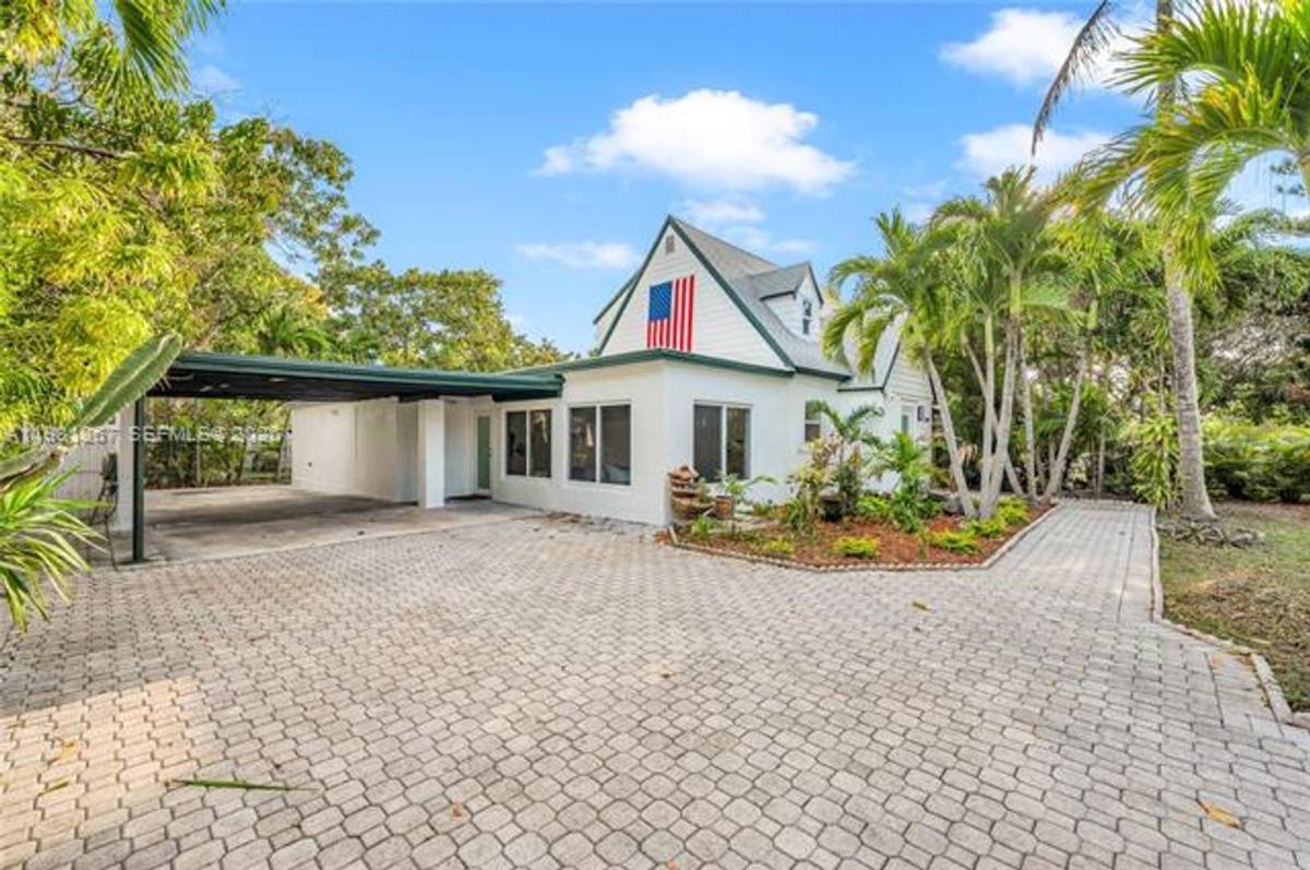 House for rent at 1960 NE 182nd St, Miami, FL 33162