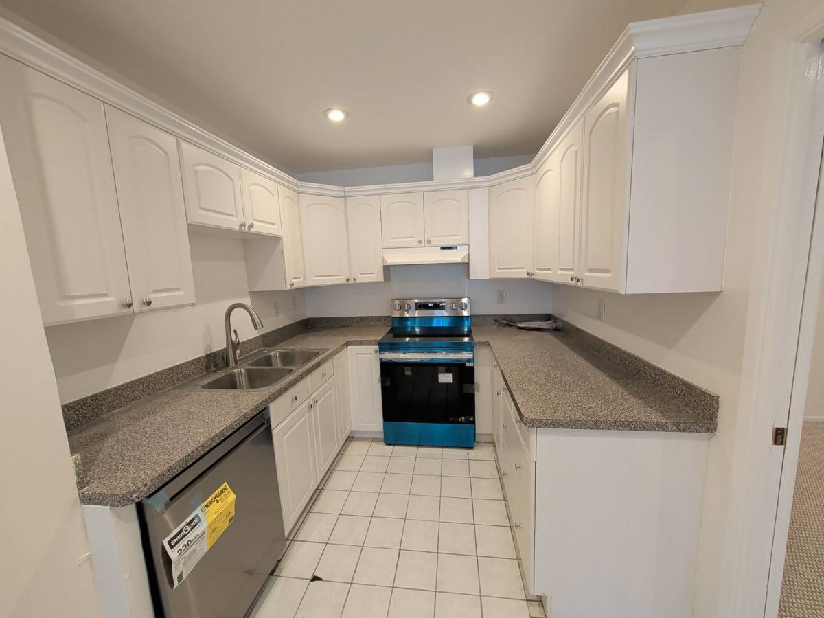 Apartment for rent at 415 Montana Ave, Santa Monica, CA 90403