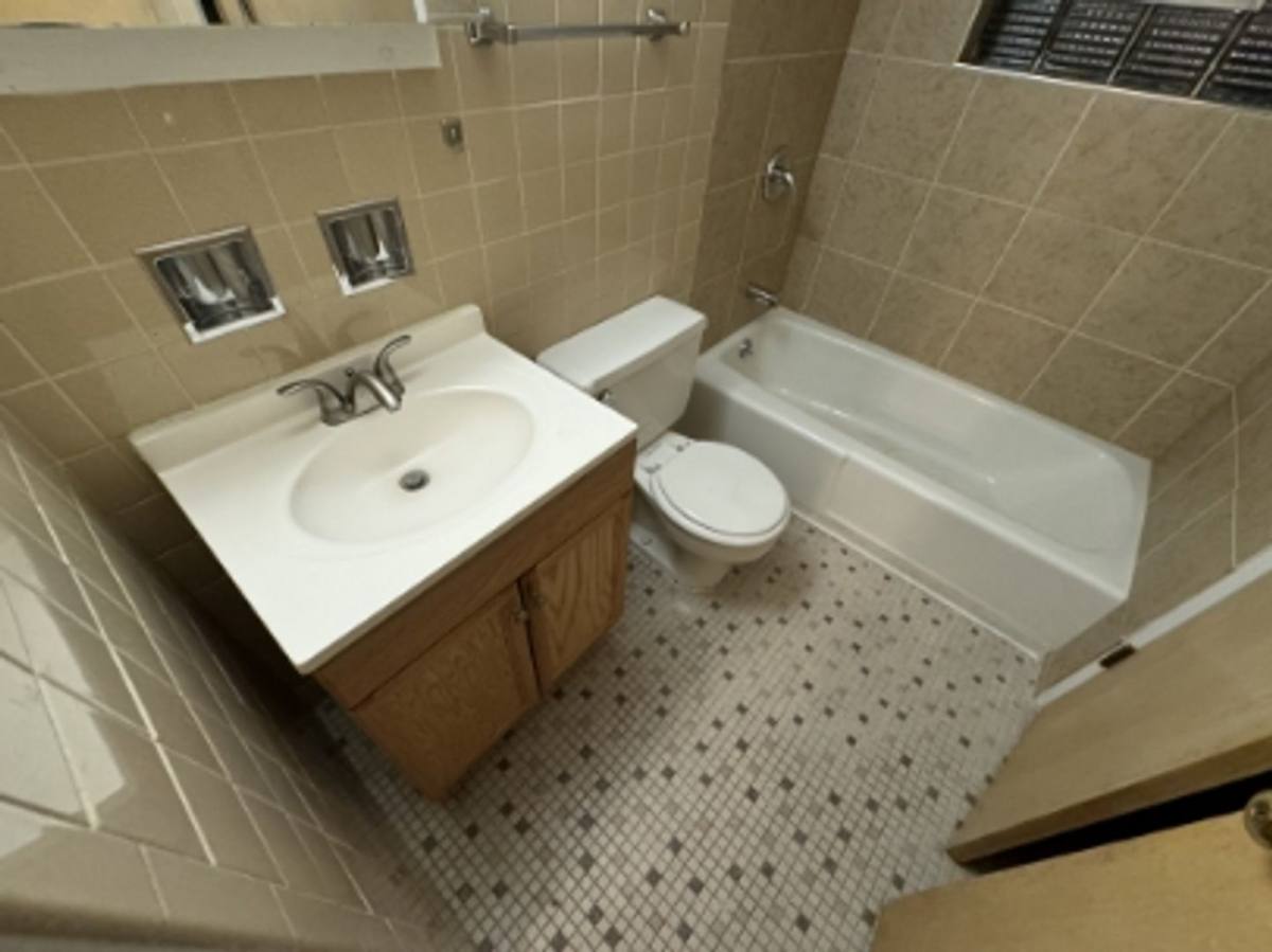 Apartment for rent at 4235 Harlem Ave, Berwyn, IL 60402