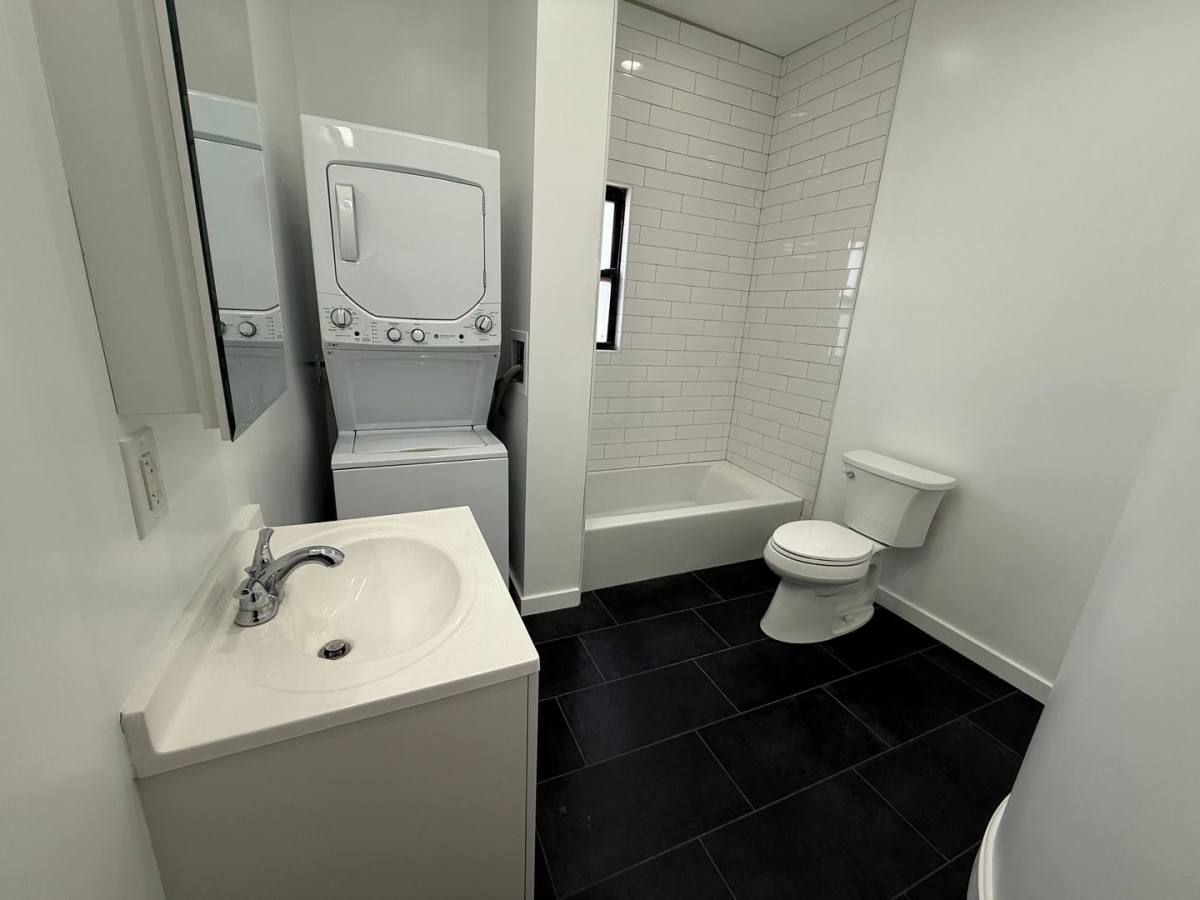 Apartment for rent at 1916-18 S Canalport, Chicago, IL 60616