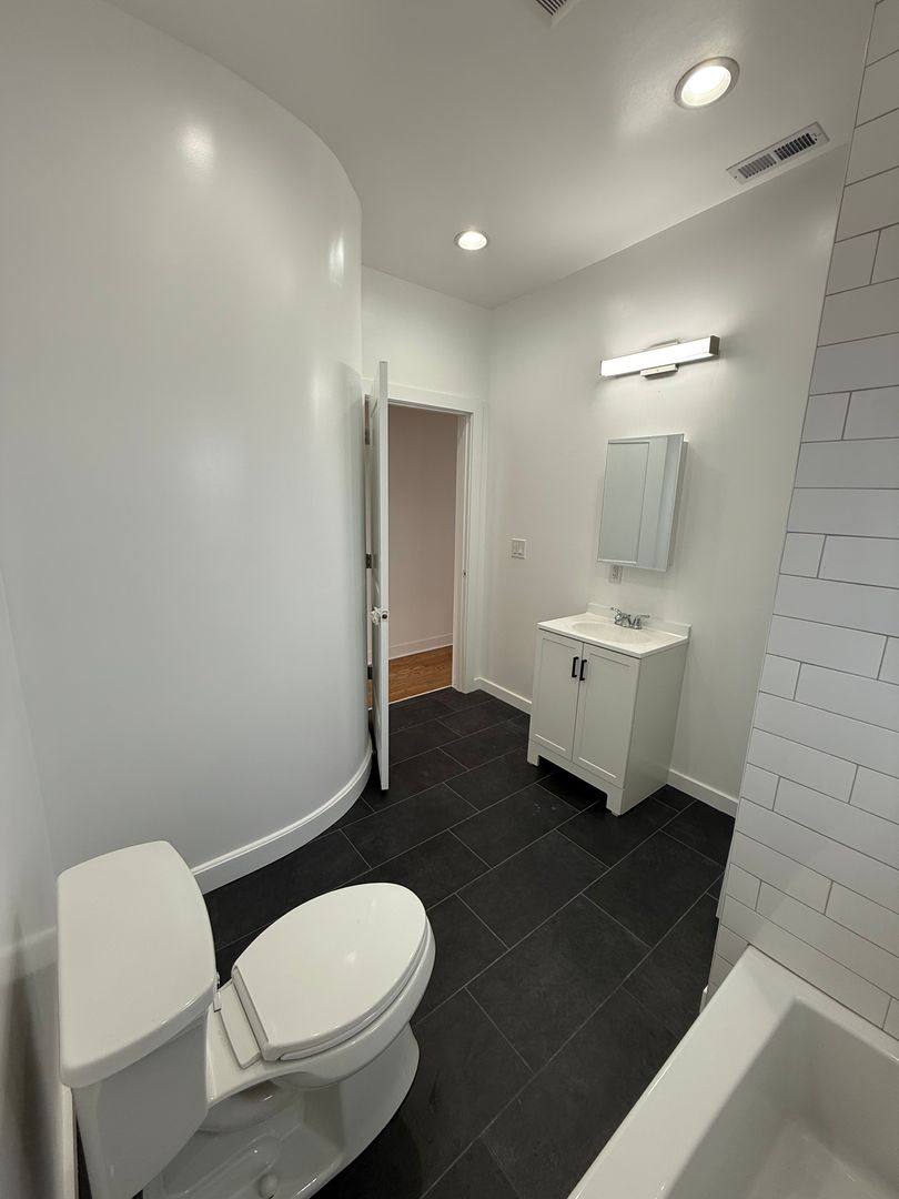 Apartment for rent at 1916-18 S Canalport, Chicago, IL 60616