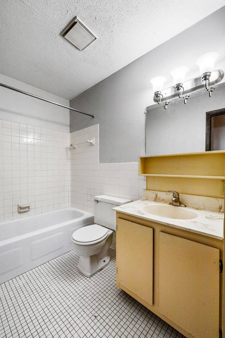 Apartment for rent at 848 Dodd Rd, Saint Paul, MN 55118