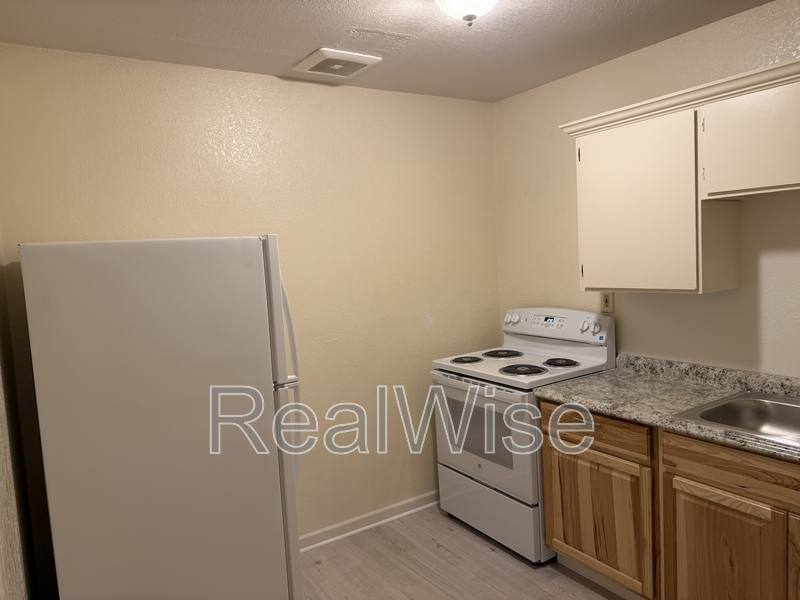 Apartment for rent at 552 Pacific Ave #9, Glendale, OR 97442