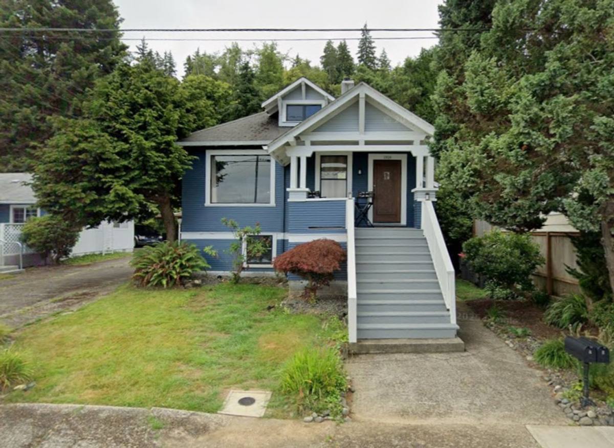 Apartment for rent at 1939 Irving Ave, Astoria, OR 97103