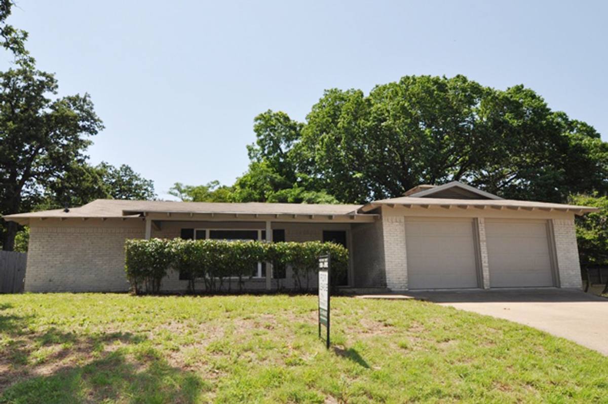 House for rent at 1117 Trailwood Dr, Hurst, TX 76053