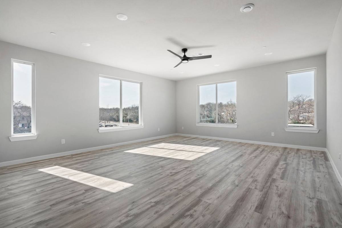 Apartment for rent at 948 S Corinth St Rd, Dallas, TX 75215