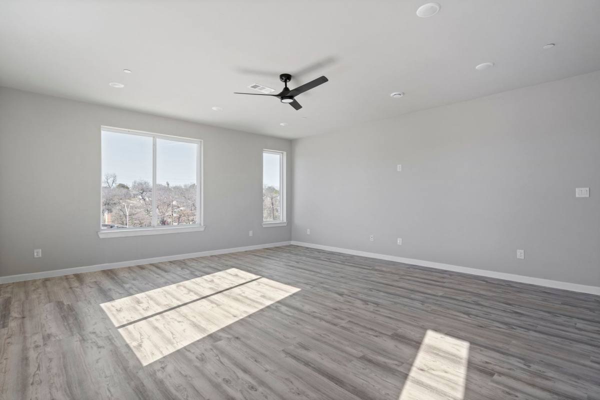 Apartment for rent at 948 S Corinth St Rd, Dallas, TX 75215