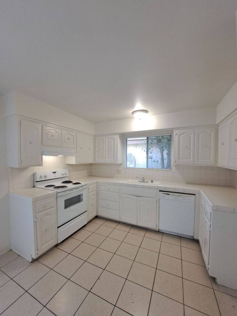 Apartment for rent at 132 W Dayton Ave, Fresno, CA 93705