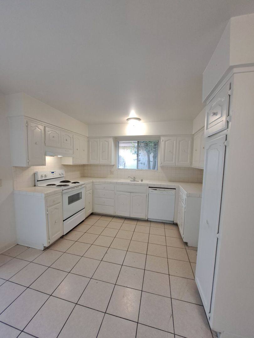Apartment for rent at 132 W Dayton Ave, Fresno, CA 93705